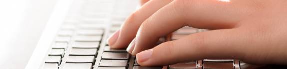 Hände tippen auf einer Tastatur