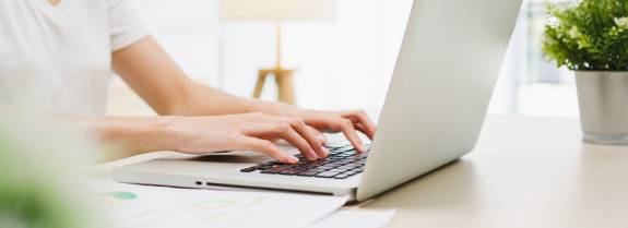 Ärztin sitzt an einem Laptop